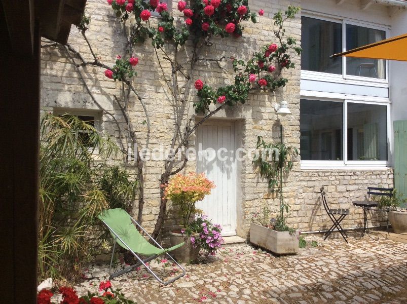 Photo 23 : EXTERIEUR d'une maison située à Sainte-Marie, île de Ré.