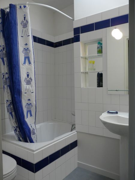 Photo 9 : SALLEDEBAIN d'une maison située à Saint-Martin-de-Ré, île de Ré.