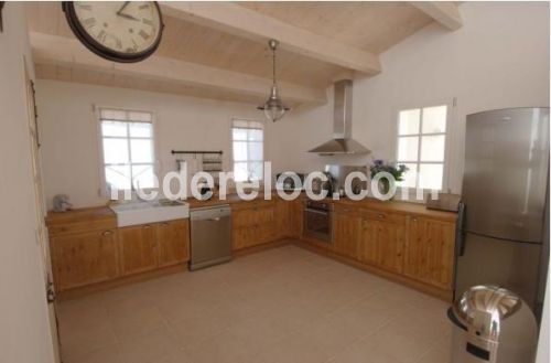 Photo 13 : CUISINE d'une maison située à Le Bois-Plage-en-Ré, île de Ré.