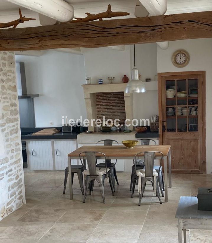 Photo 15 : CUISINE d'une maison située à Saint-Martin-de-Ré, île de Ré.