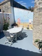 Ile de Ré:Maison avec patio ensoleillé à 5mn du marché et du port 