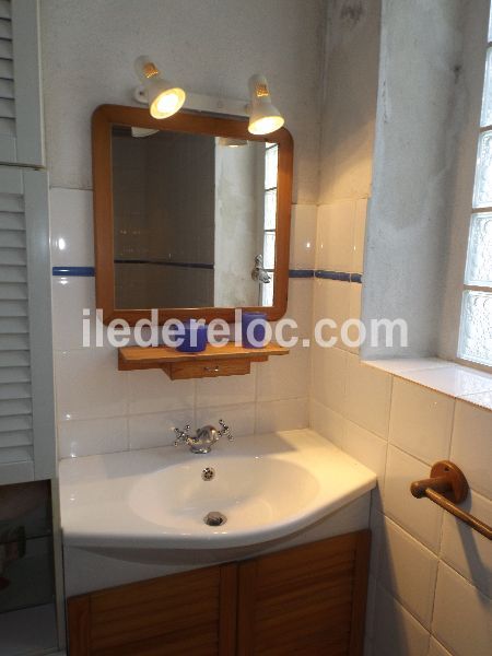 Photo 9 : SALLEDEBAIN d'une maison située à La Couarde-sur-mer, île de Ré.