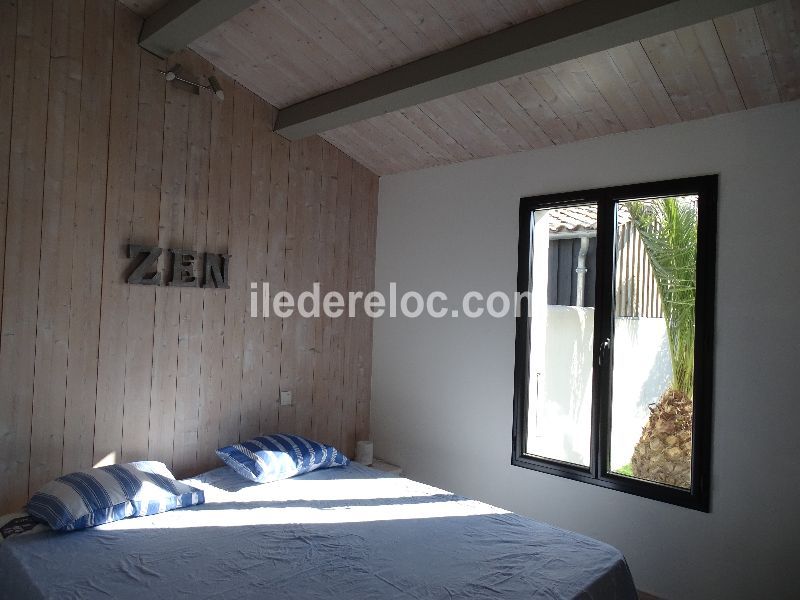 Photo 11 : CHAMBRE d'une maison située à Le Bois-Plage, île de Ré.