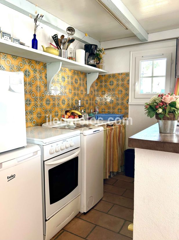 Photo 9 : CUISINE d'une maison située à La Flotte-en-Ré, île de Ré.