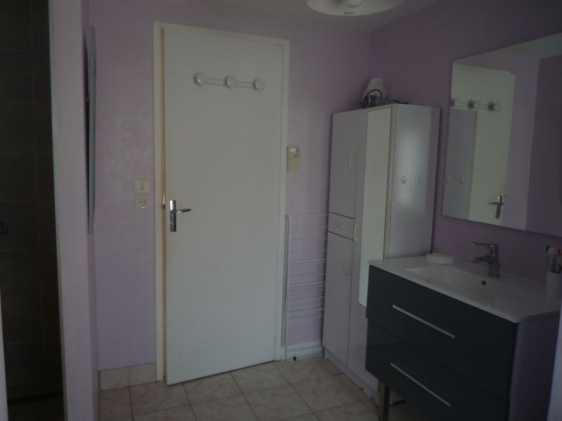 Photo 13 : SALLEDEBAIN d'une maison située à Sainte-Marie-de-Ré, île de Ré.