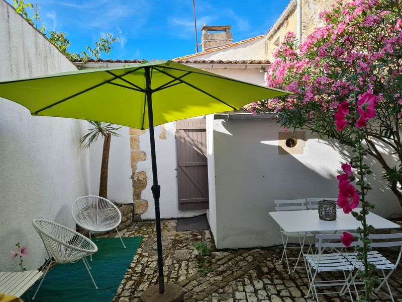 Photo 2 : PATIO d'une maison située à La Flotte-en-Ré, île de Ré.