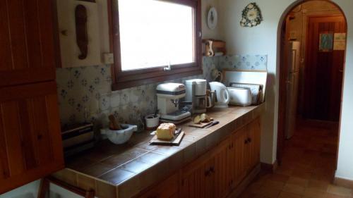 Photo 10 : CUISINE d'une maison située à Les Portes-en-Ré, île de Ré.