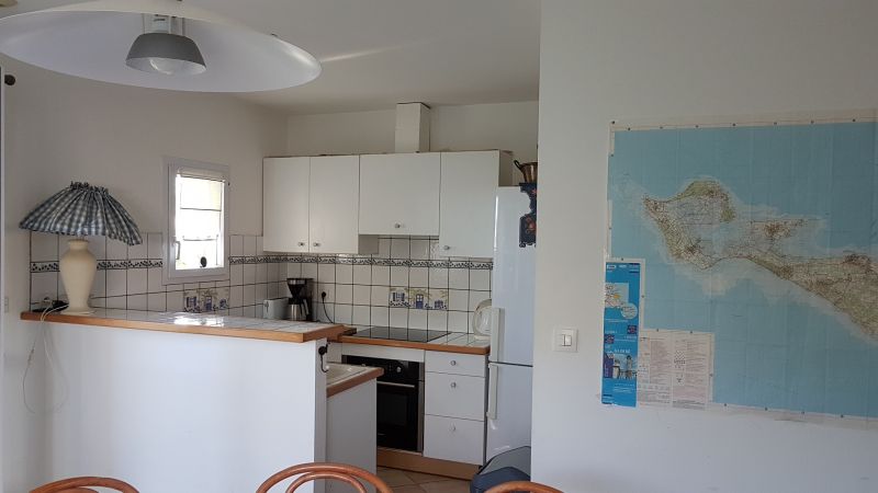 Photo 3 : CUISINE d'une maison située à Loix, île de Ré.