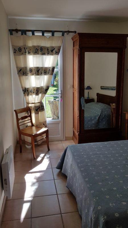 Photo 6 : CHAMBRE d'une maison située à Loix, île de Ré.