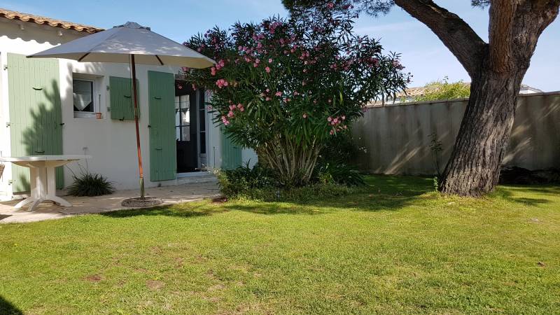 Photo 15 : TERRASSE d'une maison située à Loix, île de Ré.