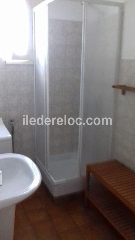 Photo 8 : SALLEDEBAIN d'une maison située à Sainte-Marie-de-Ré, île de Ré.
