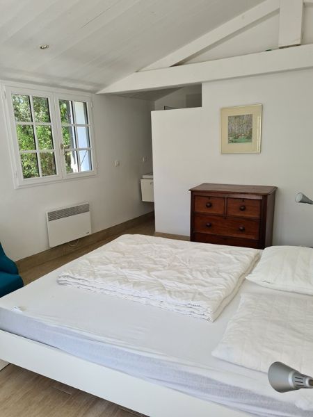 Photo 25 : CHAMBRE d'une maison située à Les Portes-en-Ré, île de Ré.