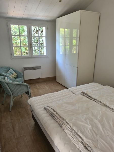 Photo 27 : CHAMBRE d'une maison située à Les Portes-en-Ré, île de Ré.