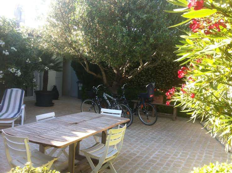 Photo 12 : TERRASSE d'une maison située à Saint-Martin-de-Ré, île de Ré.