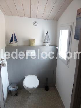 Photo 26 : WC d'une maison située à La Flotte, île de Ré.