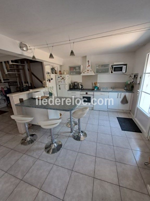 Photo 8 : CUISINE d'une maison situ&eacute;e &agrave; La Flotte-en-R&eacute;, &icirc;le de R&eacute;.