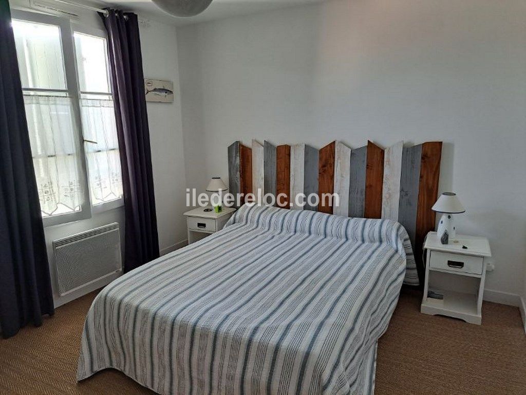Photo 11 : CHAMBRE d'une maison situ&eacute;e &agrave; La Flotte-en-R&eacute;, &icirc;le de R&eacute;.