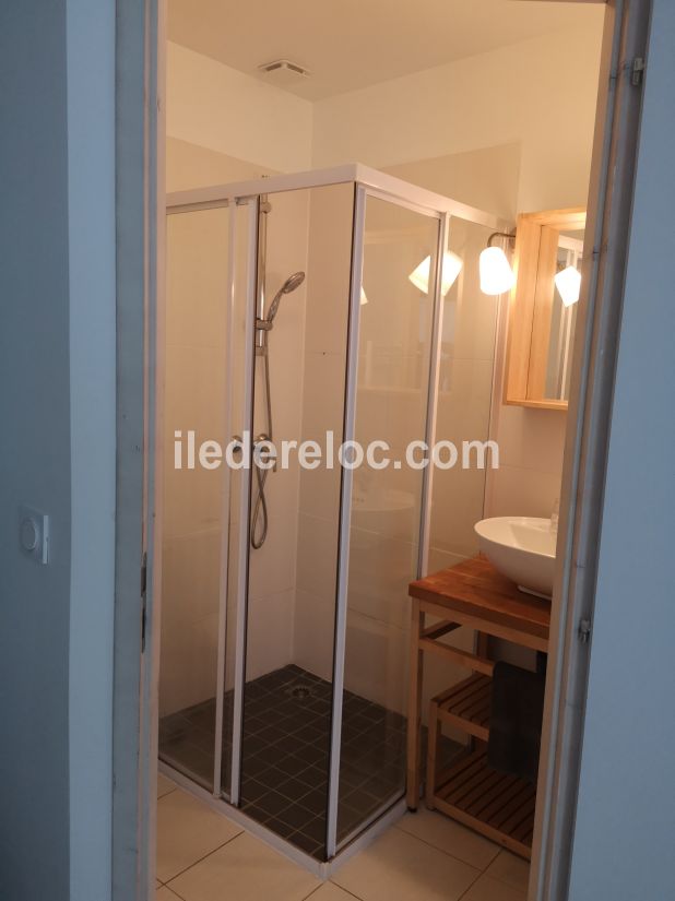 Photo 4 : SALLEDEBAIN d'une maison situ&eacute;e &agrave; Le Bois-Plage-en-R&eacute;, &icirc;le de R&eacute;.