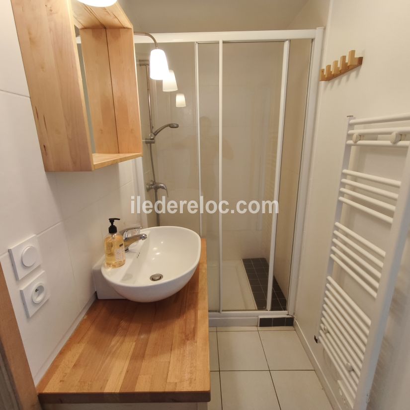 Photo 9 : SALLEDEBAIN d'une maison situ&eacute;e &agrave; Le Bois-Plage-en-R&eacute;, &icirc;le de R&eacute;.