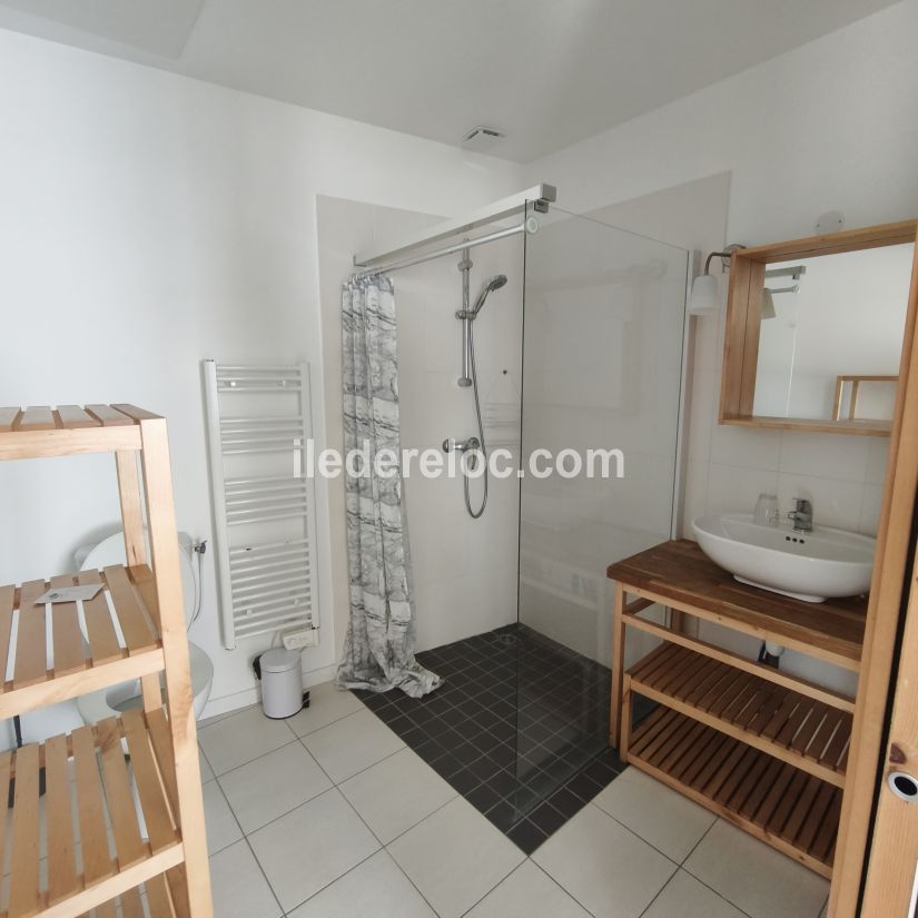 Photo 14 : SALLEDEBAIN d'une maison situ&eacute;e &agrave; Le Bois-Plage-en-R&eacute;, &icirc;le de R&eacute;.