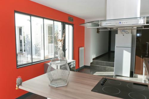 Photo 15 : CUISINE d'une maison située à La Flotte, île de Ré.