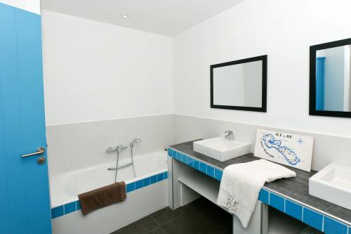 Photo 24 : SALLEDEBAIN d'une maison située à La Flotte, île de Ré.