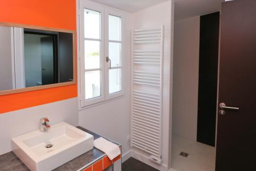 Photo 26 : SALLEDEBAIN d'une maison située à La Flotte, île de Ré.