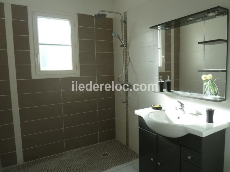 Photo 8 : SALLEDEBAIN d'une maison située à La Flotte-en-Ré, île de Ré.