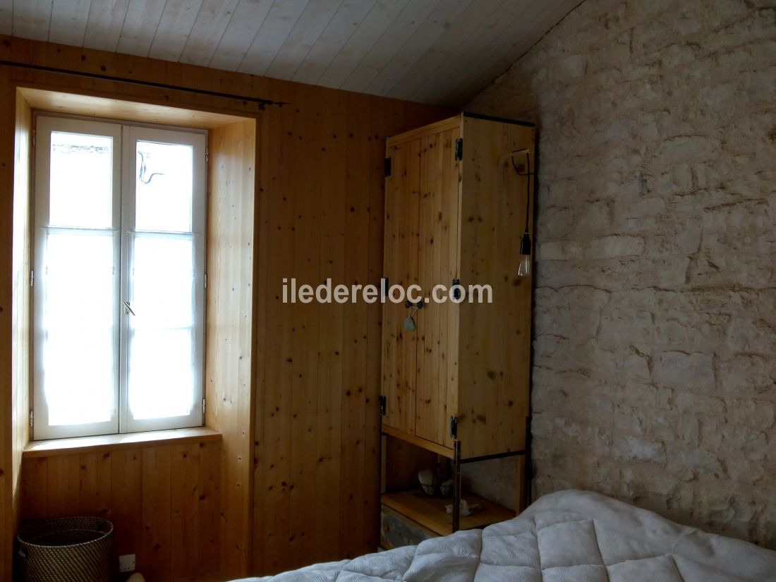 Photo 5 : CHAMBRE d'une maison située à Sainte-Marie, île de Ré.