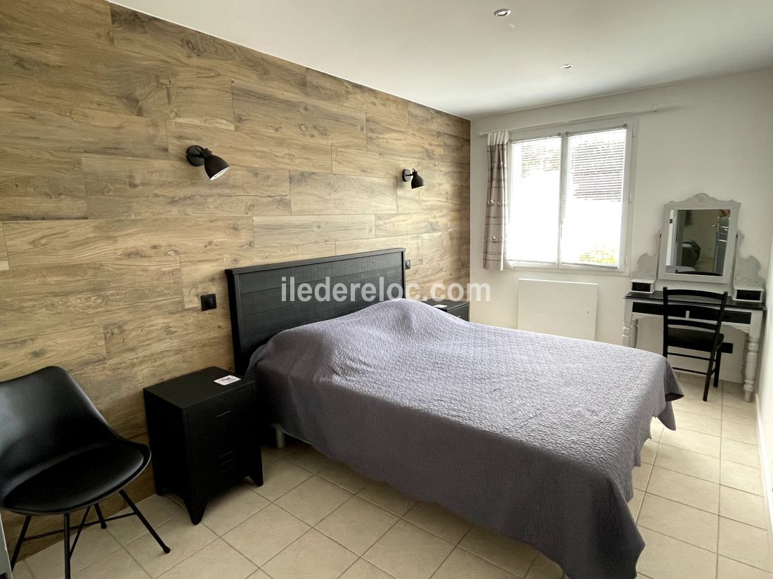 Photo 5 : CHAMBRE d'une maison située à Saint-Martin, île de Ré.