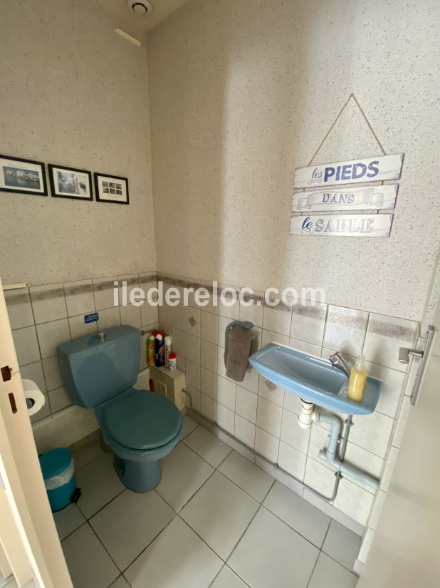 Photo 24 : WC d'une maison située à Le Bois-Plage-en-Ré, île de Ré.