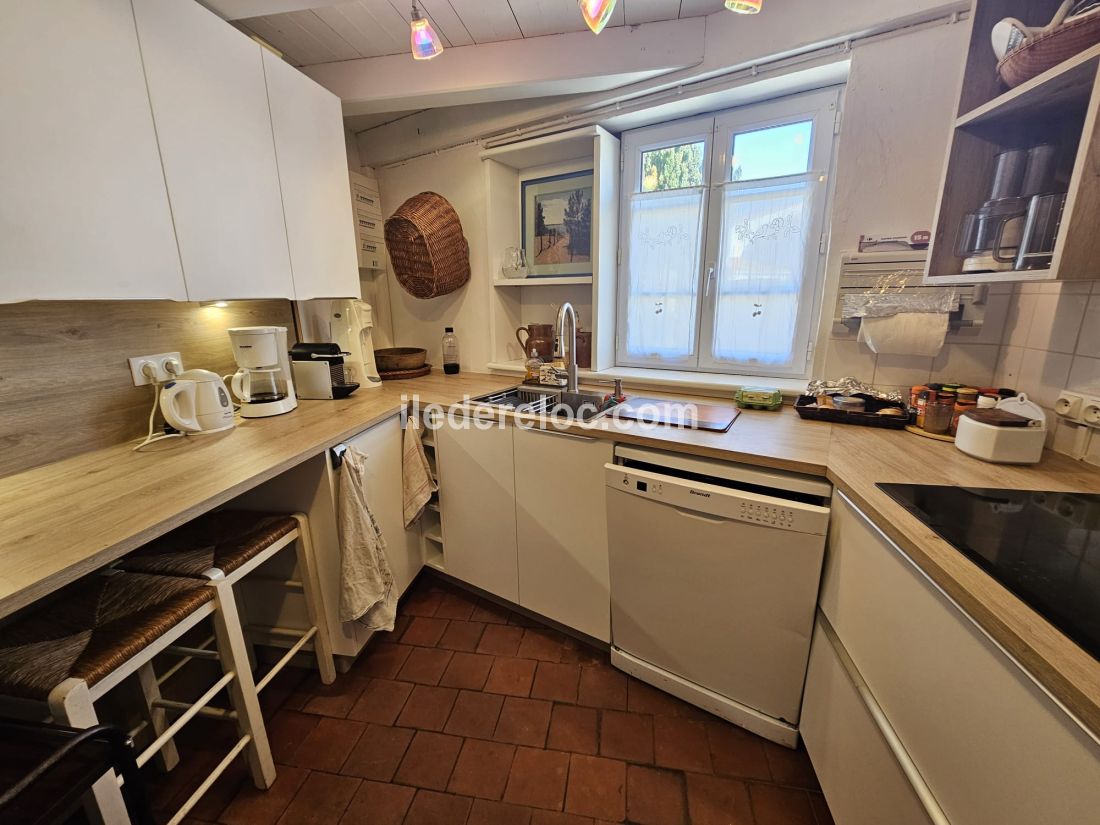 Photo 7 : CUISINE d'une maison situ&eacute;e &agrave; Les Portes-en-R&eacute;, &icirc;le de R&eacute;.
