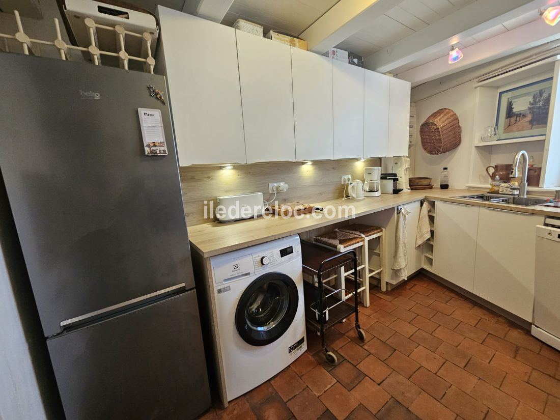 Photo 9 : CUISINE d'une maison situ&eacute;e &agrave; Les Portes-en-R&eacute;, &icirc;le de R&eacute;.