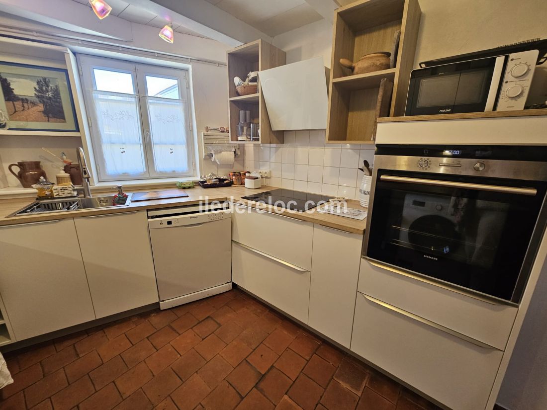 Photo 8 : CUISINE d'une maison situ&eacute;e &agrave; Les Portes-en-R&eacute;, &icirc;le de R&eacute;.