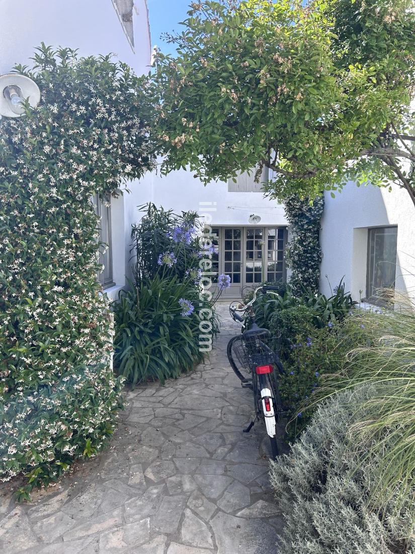 Photo 17 : JARDIN d'une maison située à Ars en Ré, île de Ré.