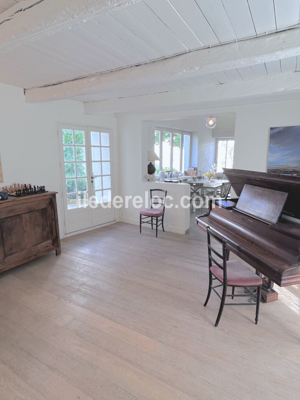 Photo 6 : SEJOUR d'une maison située à Ars en Ré, île de Ré.
