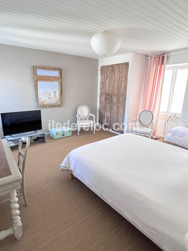 Photo 12 : CHAMBRE d'une maison située à Ars en Ré, île de Ré.
