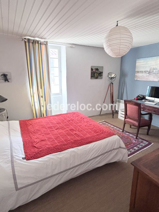 Photo 9 : CHAMBRE d'une maison située à Ars en Ré, île de Ré.