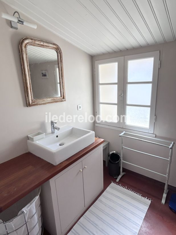 Photo 14 : SALLEDEBAIN d'une maison située à Ars en Ré, île de Ré.