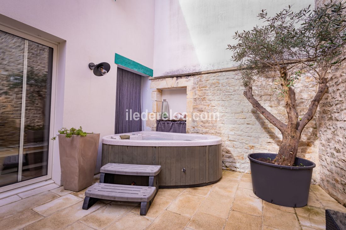 Photo 11 : PATIO d'une maison situ&eacute;e &agrave; La Flotte-en-R&eacute;, &icirc;le de R&eacute;.