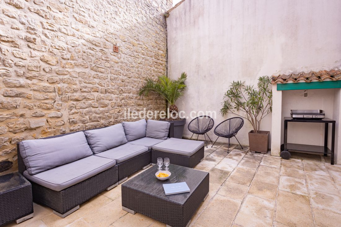 Photo 10 : PATIO d'une maison situ&eacute;e &agrave; La Flotte-en-R&eacute;, &icirc;le de R&eacute;.