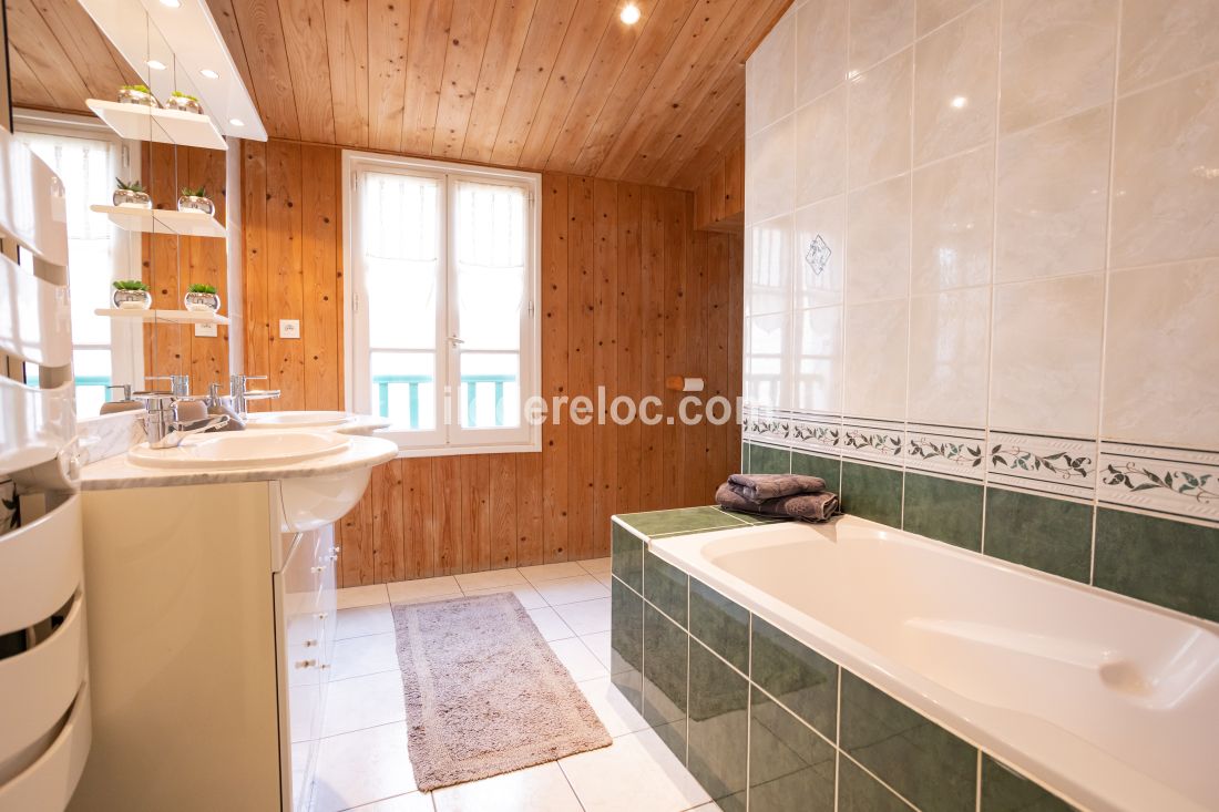 Photo 7 : SALLEDEBAIN d'une maison situ&eacute;e &agrave; La Flotte-en-R&eacute;, &icirc;le de R&eacute;.