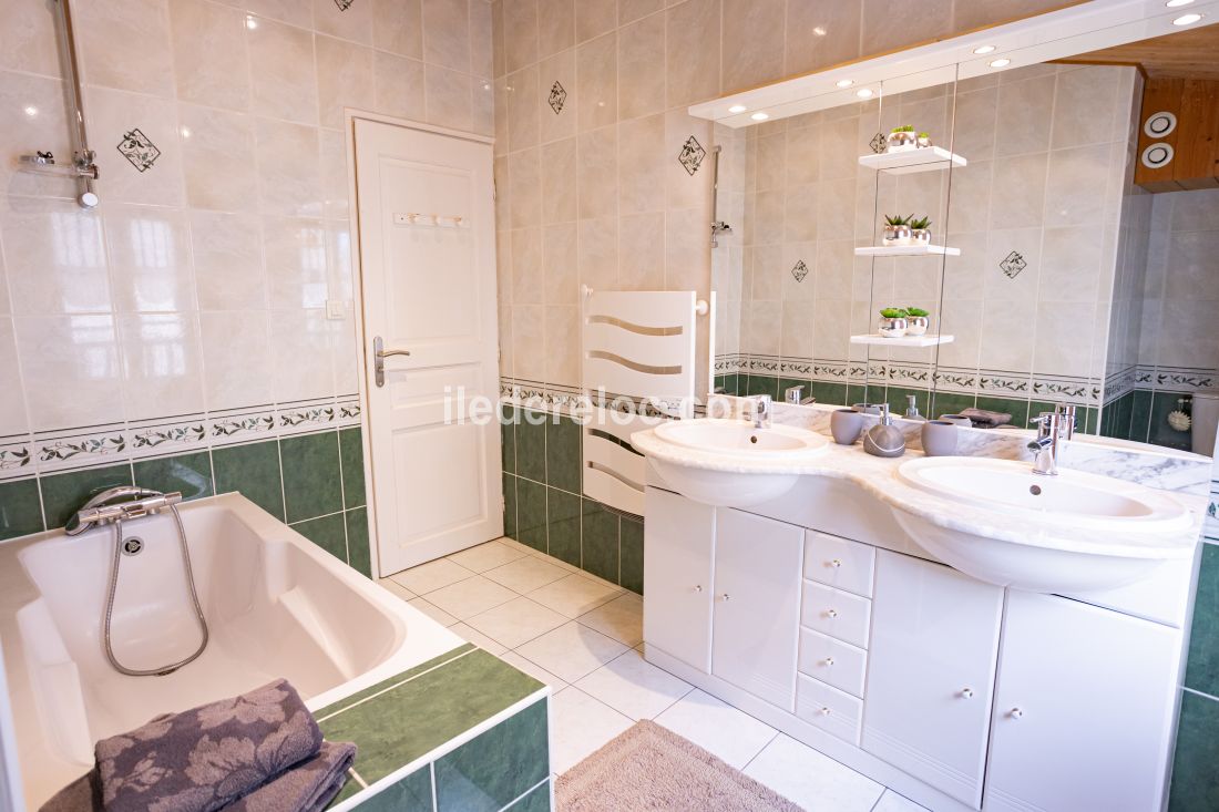 Photo 18 : SALLEDEBAIN d'une maison situ&eacute;e &agrave; La Flotte-en-R&eacute;, &icirc;le de R&eacute;.