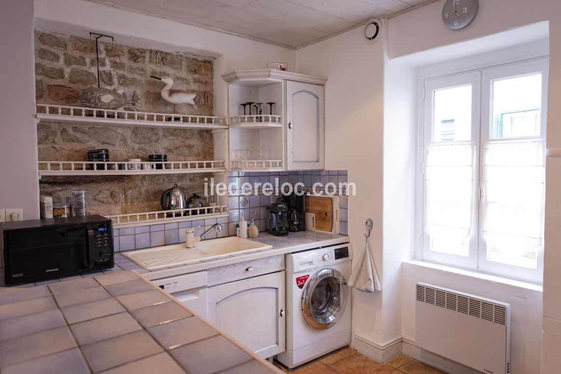 Photo 6 : CUISINE d'une maison situ&eacute;e &agrave; La Flotte-en-R&eacute;, &icirc;le de R&eacute;.