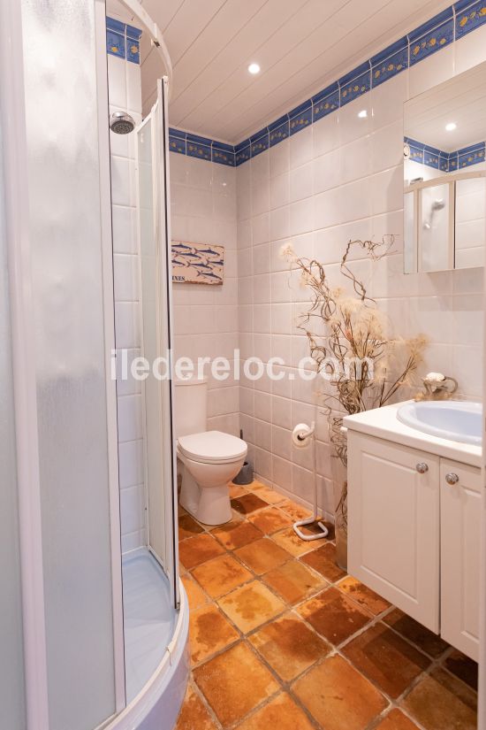 Photo 8 : SALLEDEBAIN d'une maison situ&eacute;e &agrave; La Flotte-en-R&eacute;, &icirc;le de R&eacute;.
