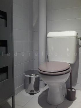 Photo 11 : WC d'une maison située à Rivedoux-Plage, île de Ré.