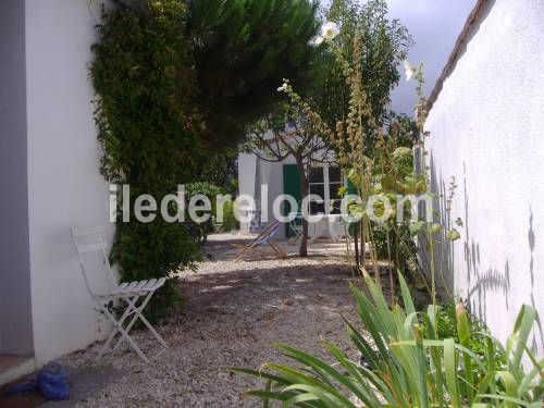 Photo 1 : JARDIN d'une maison située à Loix, île de Ré.