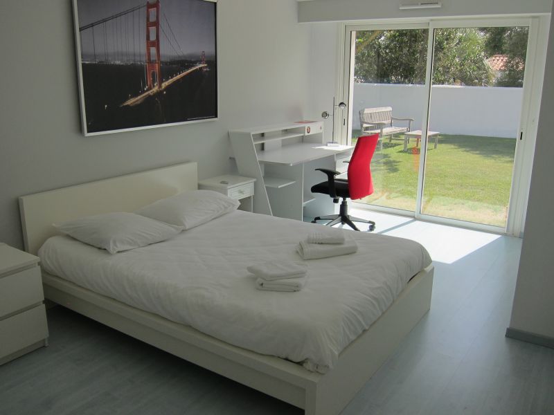 Photo 11 : CHAMBRE d'une maison située à Sainte-Marie-de-Ré, île de Ré.