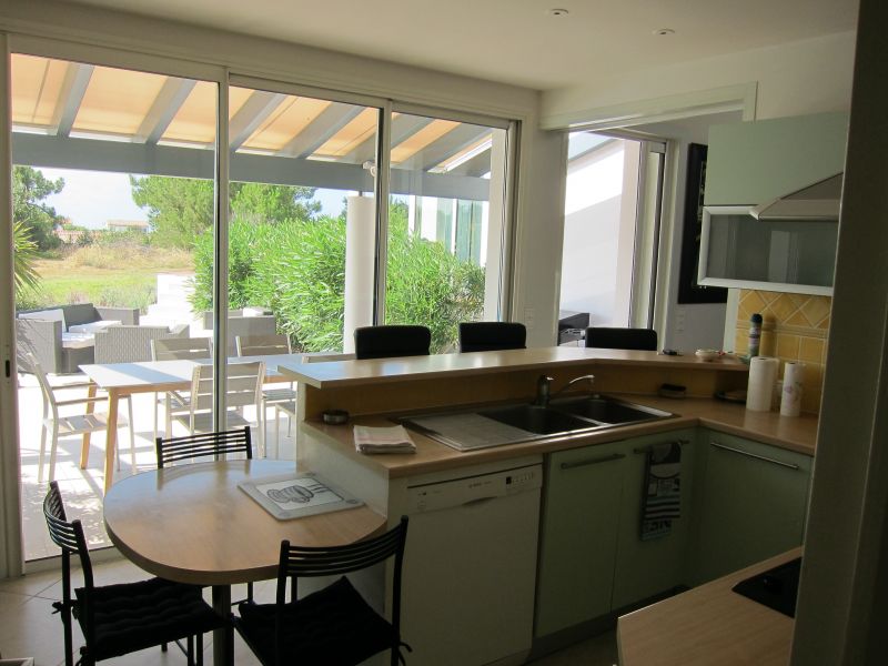 Photo 15 : CUISINE d'une maison située à Sainte-Marie-de-Ré, île de Ré.