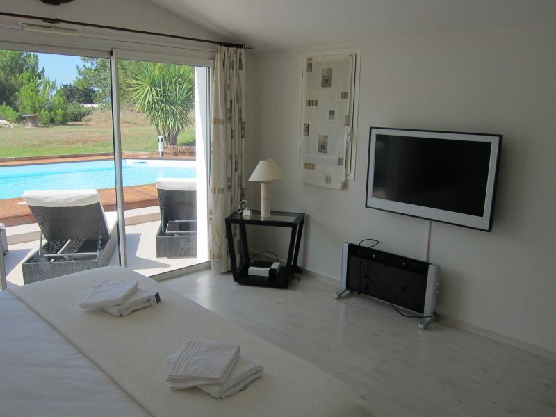 Photo 3 : CHAMBRE d'une maison située à Sainte-Marie-de-Ré, île de Ré.
